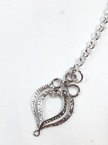 Taschenschmuck mit Pompon aus rotem Rindsleder