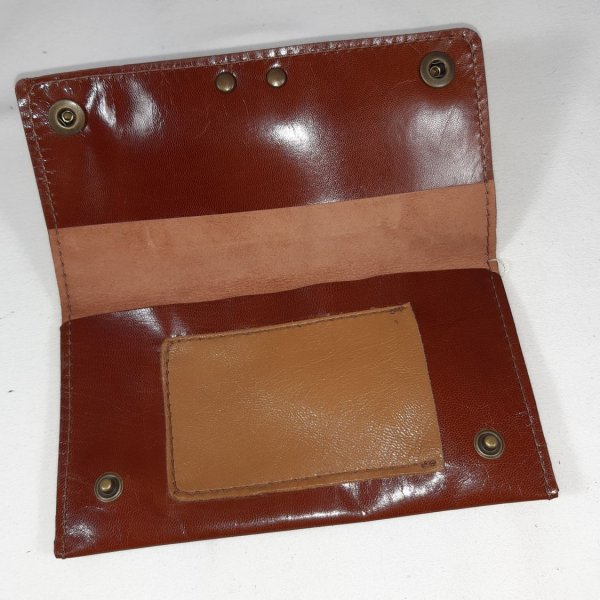 Blague &agrave; tabac cuir verni, coloris marron.