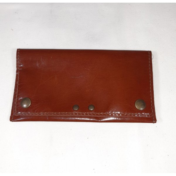 Blague &agrave; tabac cuir verni, coloris marron.