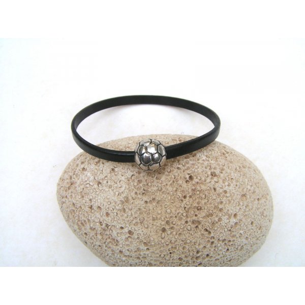 Armband aus schwarzem Rindsleder mit Fu&szlig;ball-Magnetverschluss.