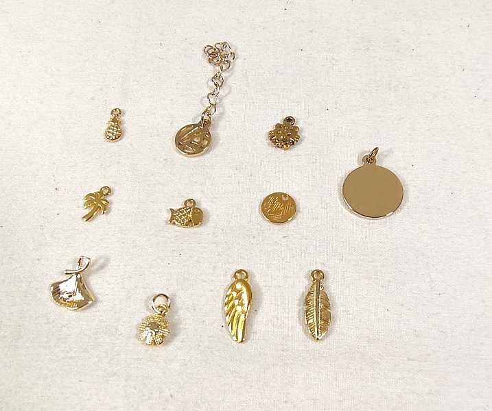 Breloques m&eacute;tal dor&eacute; pour cr&eacute;er des bijoux fantaisie.