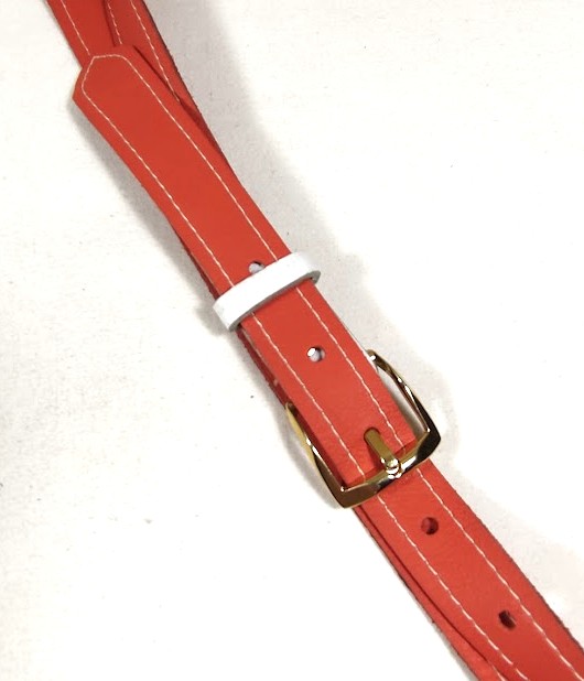 Ceinture pour Elle, en cuir orange et blanc, boucle m&eacute;tal dor&eacute;.