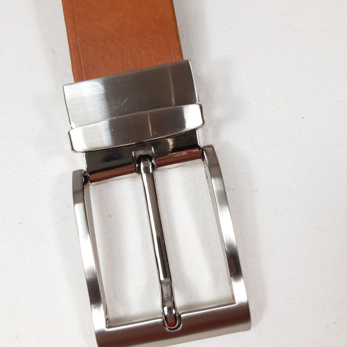 Ceinture cuir vachette tannage végétal coloris cognac.