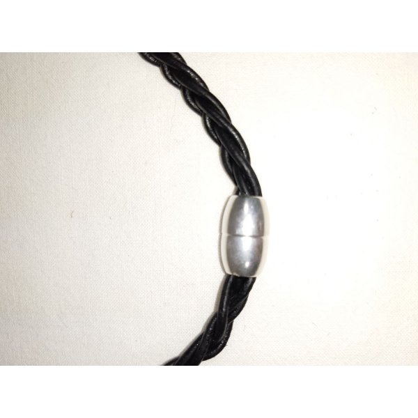 Halskette aus geflochtenem Leder und Anh&auml;nger aus altsilbernem Metall