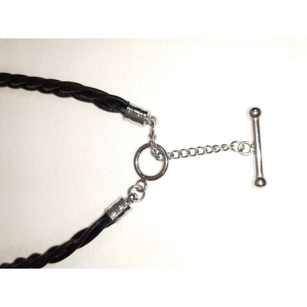 Valentinstag ist da! Geflochtenes Lederhalsband und Metallanh&auml;nger aus altsilbernem...