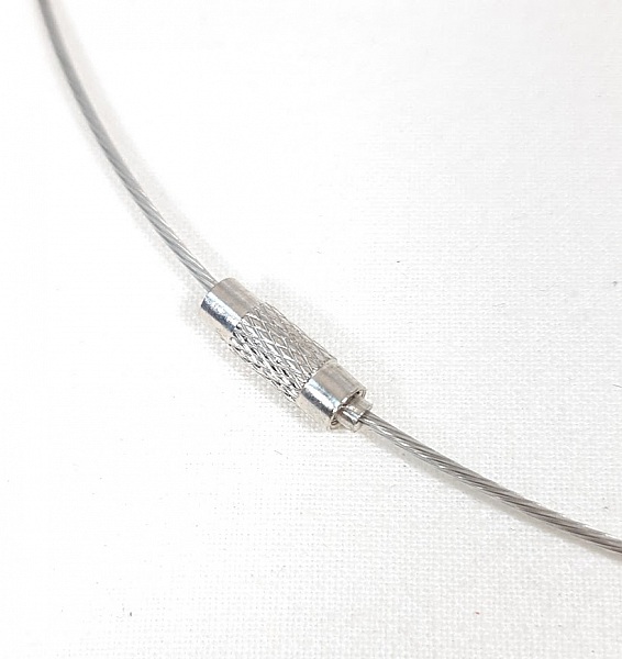 Pour cr&eacute;er un bijou minimaliste, collier c&acirc;ble en m&eacute;tal et fermoir &agrave; visser.