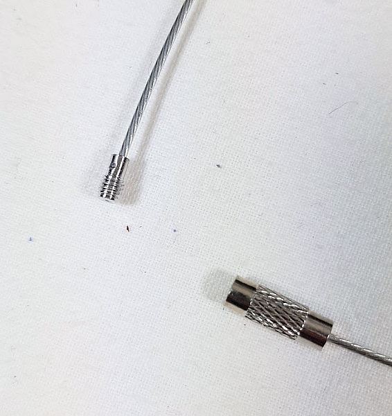 Pour cr&eacute;er un bijou minimaliste, collier c&acirc;ble en m&eacute;tal et fermoir &agrave; visser.