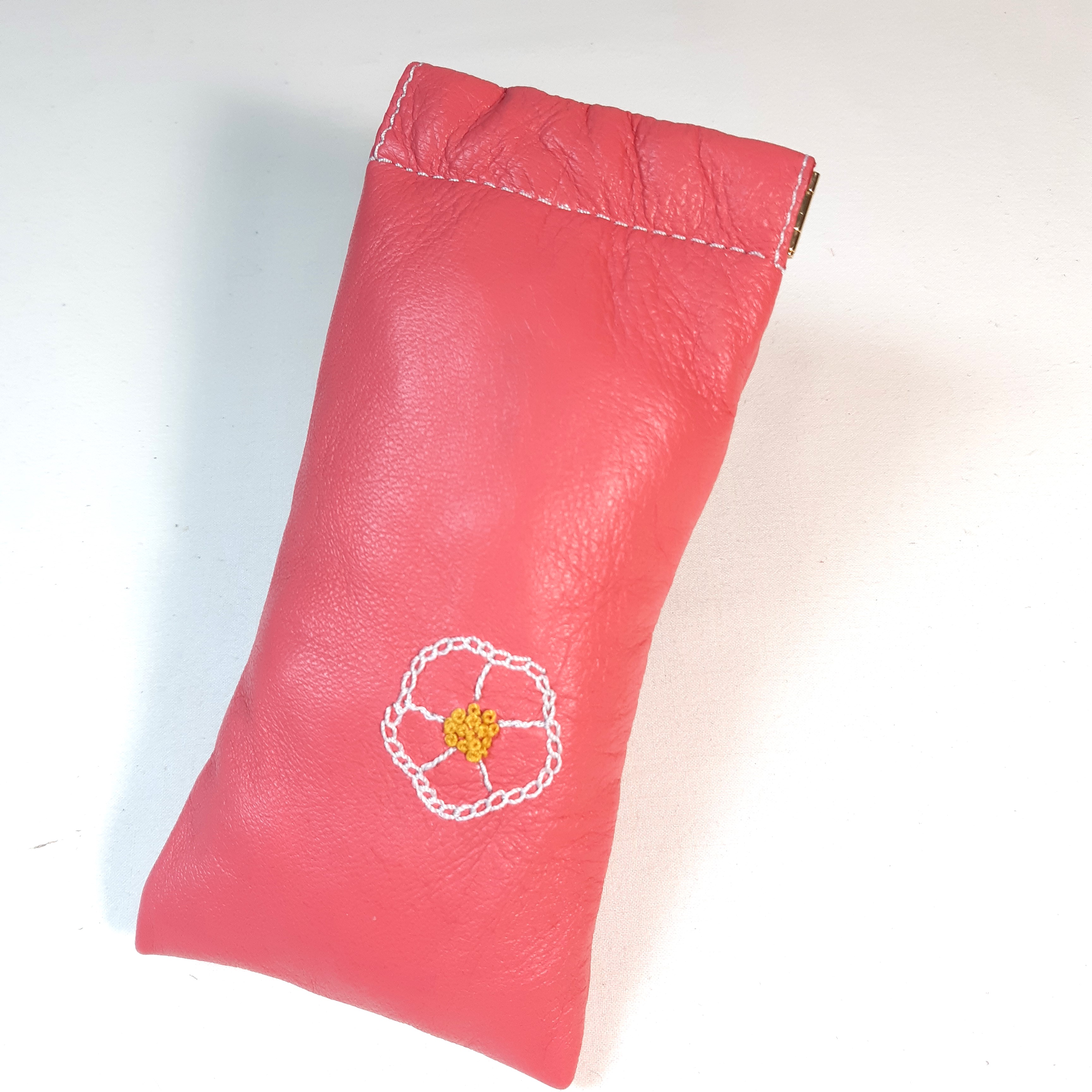 Etui cuir brod&eacute; main pour lunettes de vue ou de soleil.