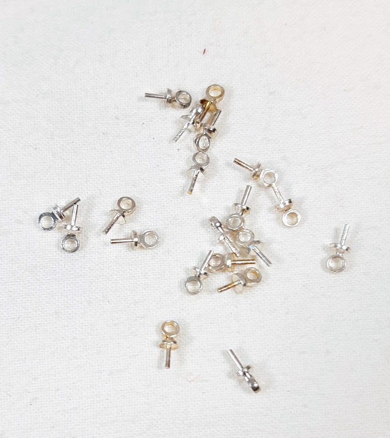 Lot de 100 attaches pendentif, clous avec oeillet m&eacute;tal coloris argent.