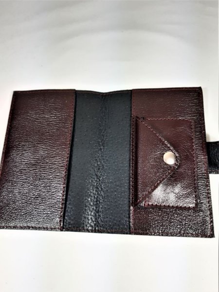 Pochette sant&eacute; cuir ch&egrave;vre imprim&eacute; coloris bordeaux.