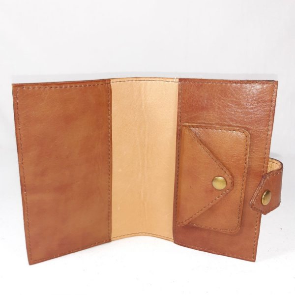 Pochette sant&eacute; en  cuir de vachette coloris havane.