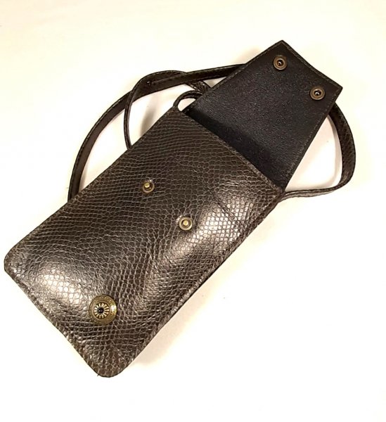 Pochette pour smarthone en cuir, longue bandouli&egrave;re pour un port&eacute; travers.