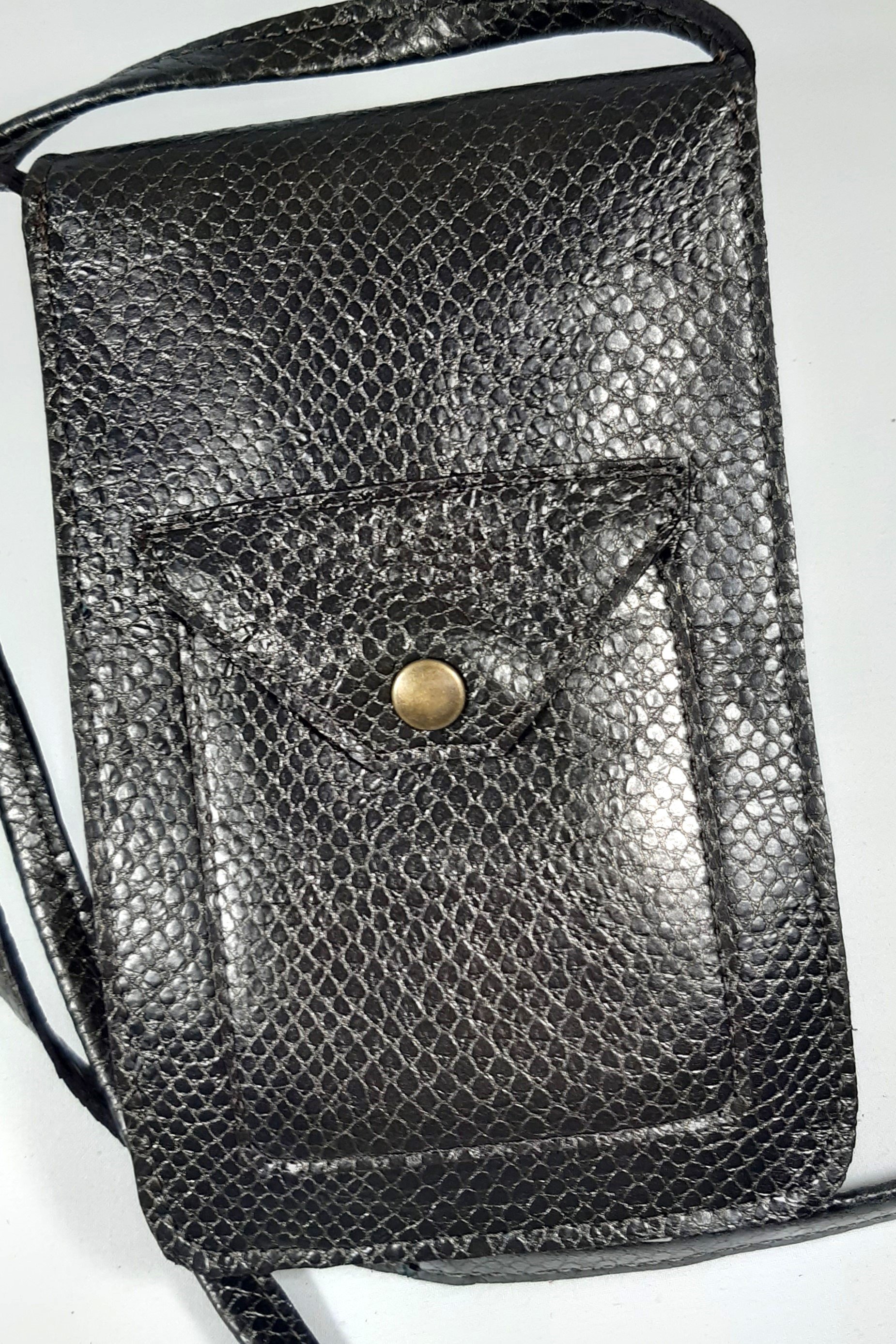 Pochette pour smarthone en cuir, longue bandoulière pour un porté travers.