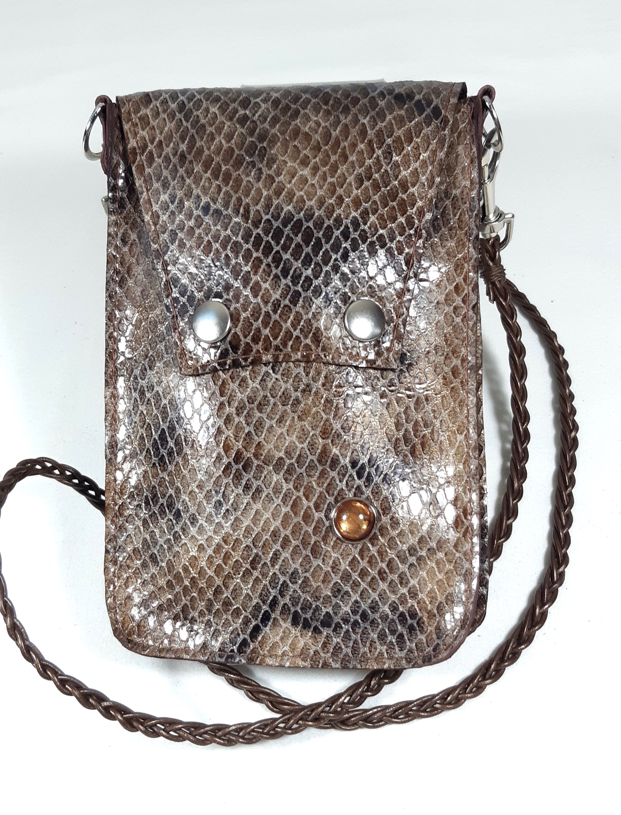 Pochette pour smarthone en cuir, longue bandouli&egrave;re pour un port&eacute; travers.