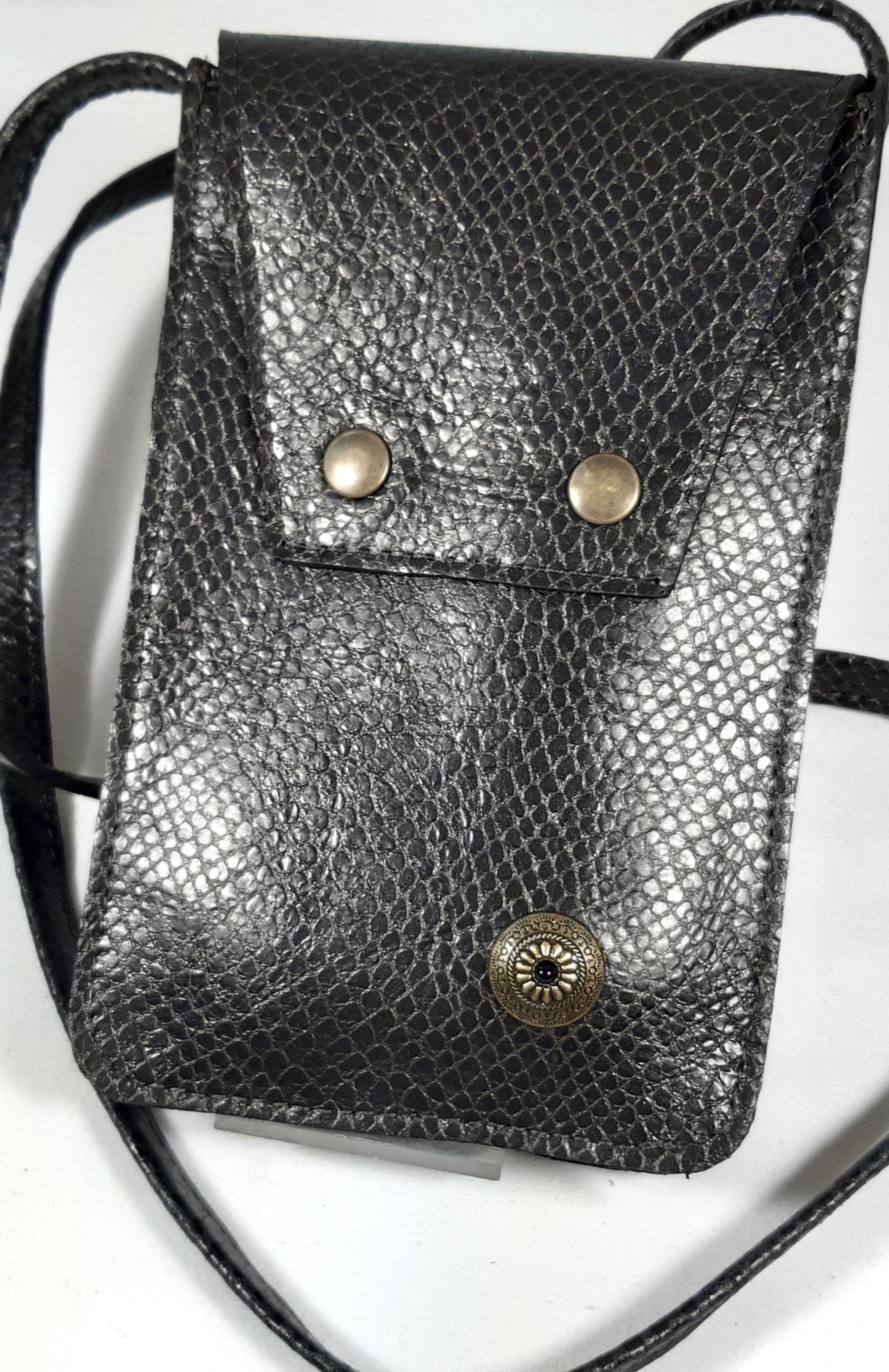 Pochette pour smarthone en cuir, longue bandouli&egrave;re pour un port&eacute; travers.