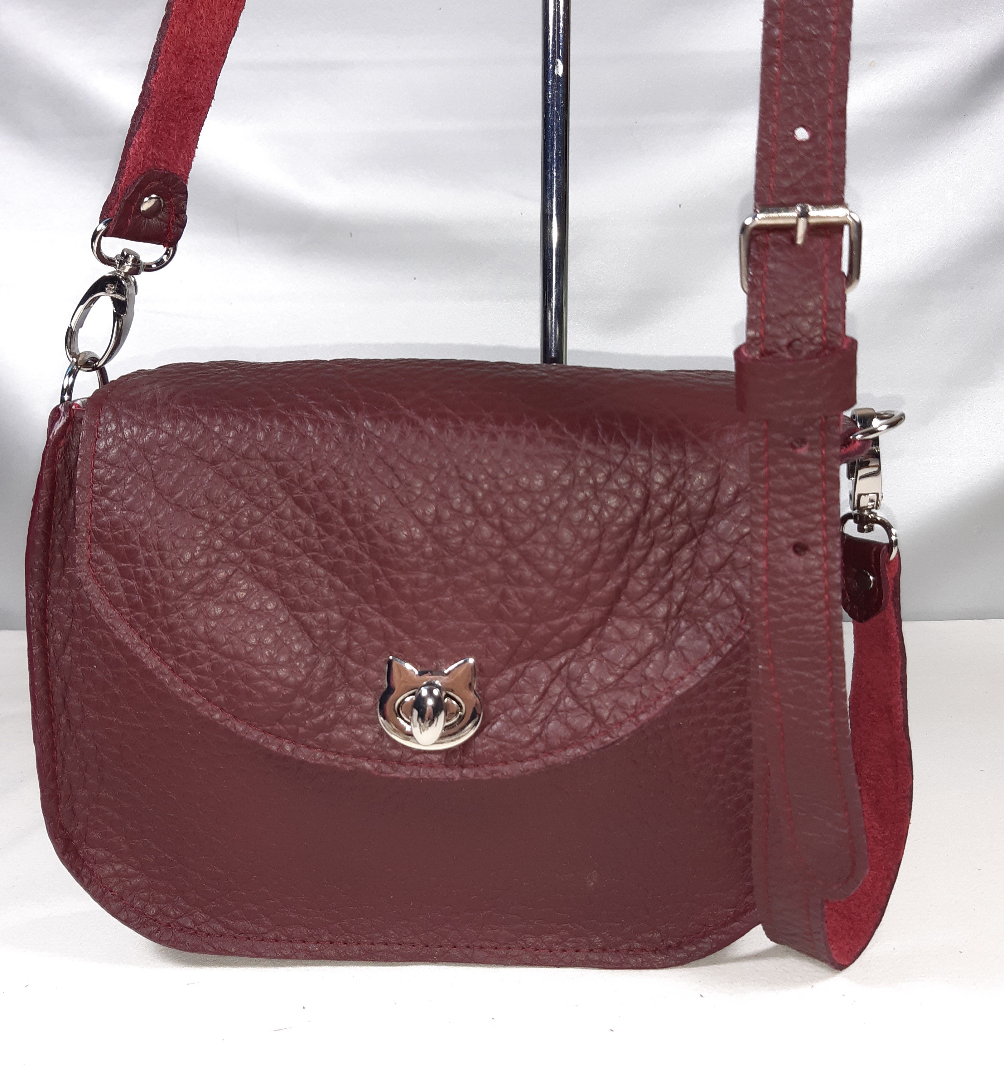 Sac bandoulière fermoir chat, coloris bordeaux