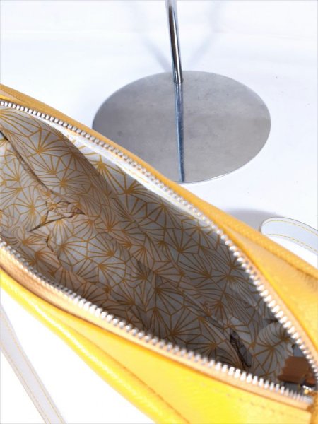 Gelbe Tasche aus Rindsleder mit Rei&szlig;verschluss.