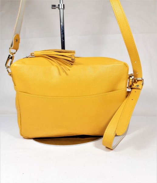 Gelbe Tasche aus Rindsleder mit Rei&szlig;verschluss.