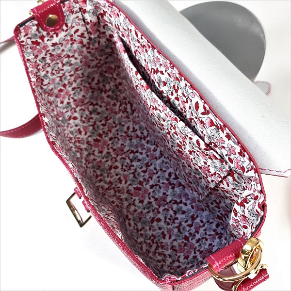 Tasche aus genarbtem Rindsleder in Fuchsia-Rosa