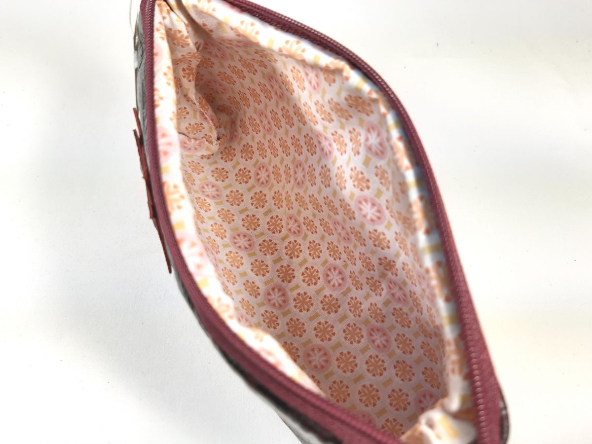 Make-up-Tasche aus Spaltleder in Kroko-Optik.