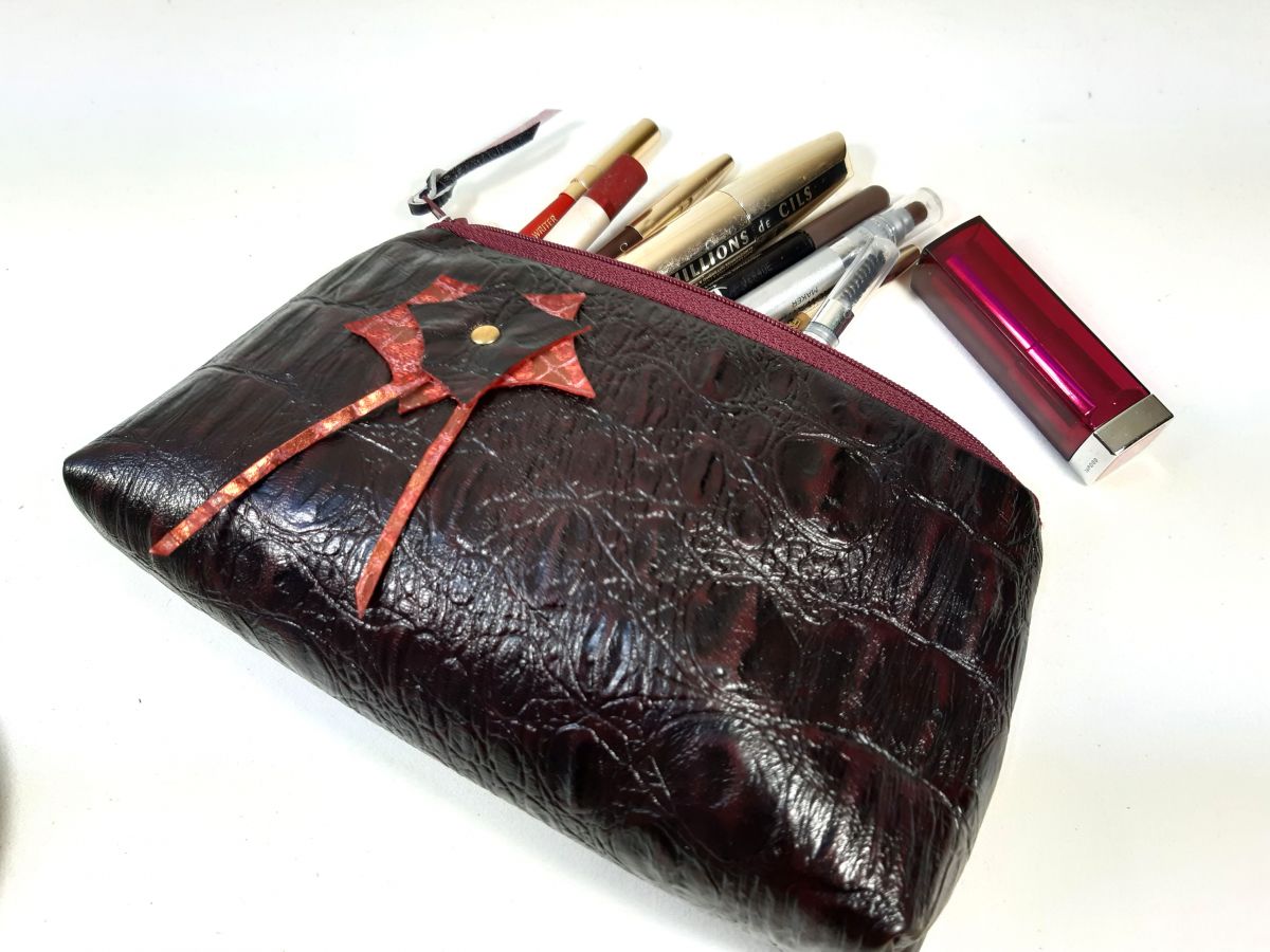 Make-up-Tasche aus Spaltleder in Kroko-Optik.