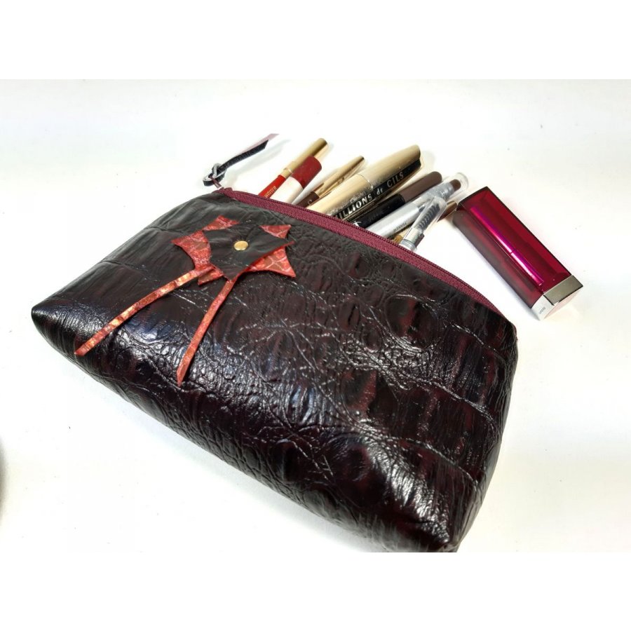 Make-up-Tasche aus Spaltleder in Kroko-Optik.