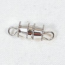 Fermoir &agrave; visser pour un bijou facile &agrave; porter avec une finition parfaite.