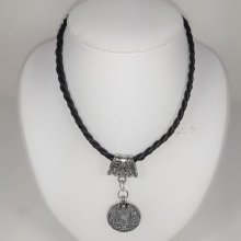 Halskette aus geflochtenem Leder und Anhänger aus altsilbernem Metall