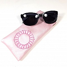 Etui "girly" en cuir rose pour lunettes, brod&eacute; main