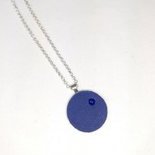 Anhänger aus Messing und blauem Leder, Naturstein-Cabochon Lapis Lazuli.